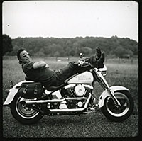 Bruce sur sa Harley 91 mis aux enchères : 80 000$