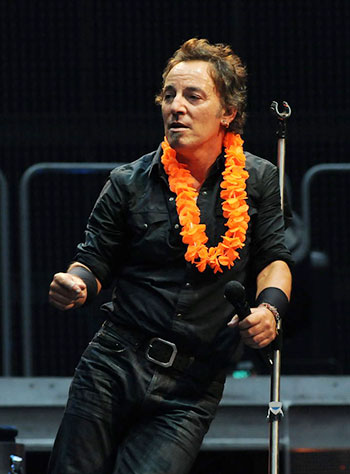 Bruce arbore un collier de fleur orange