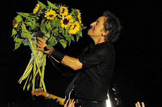 Bruce avec un bouquet de Tournesol