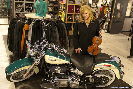 Soozie met aux Encheres sa Harley Davidson 2009